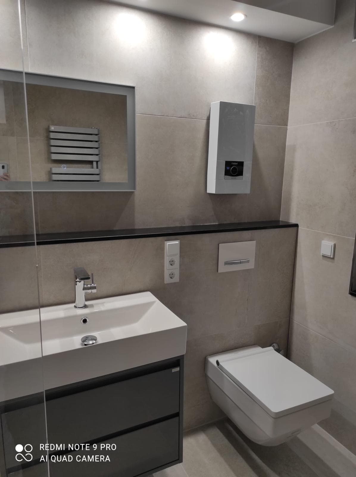 Waschtisch und WC im fertiggestellten Bad