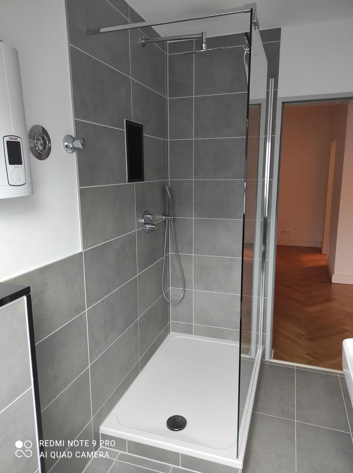 Dusche mit Glasabtrennung