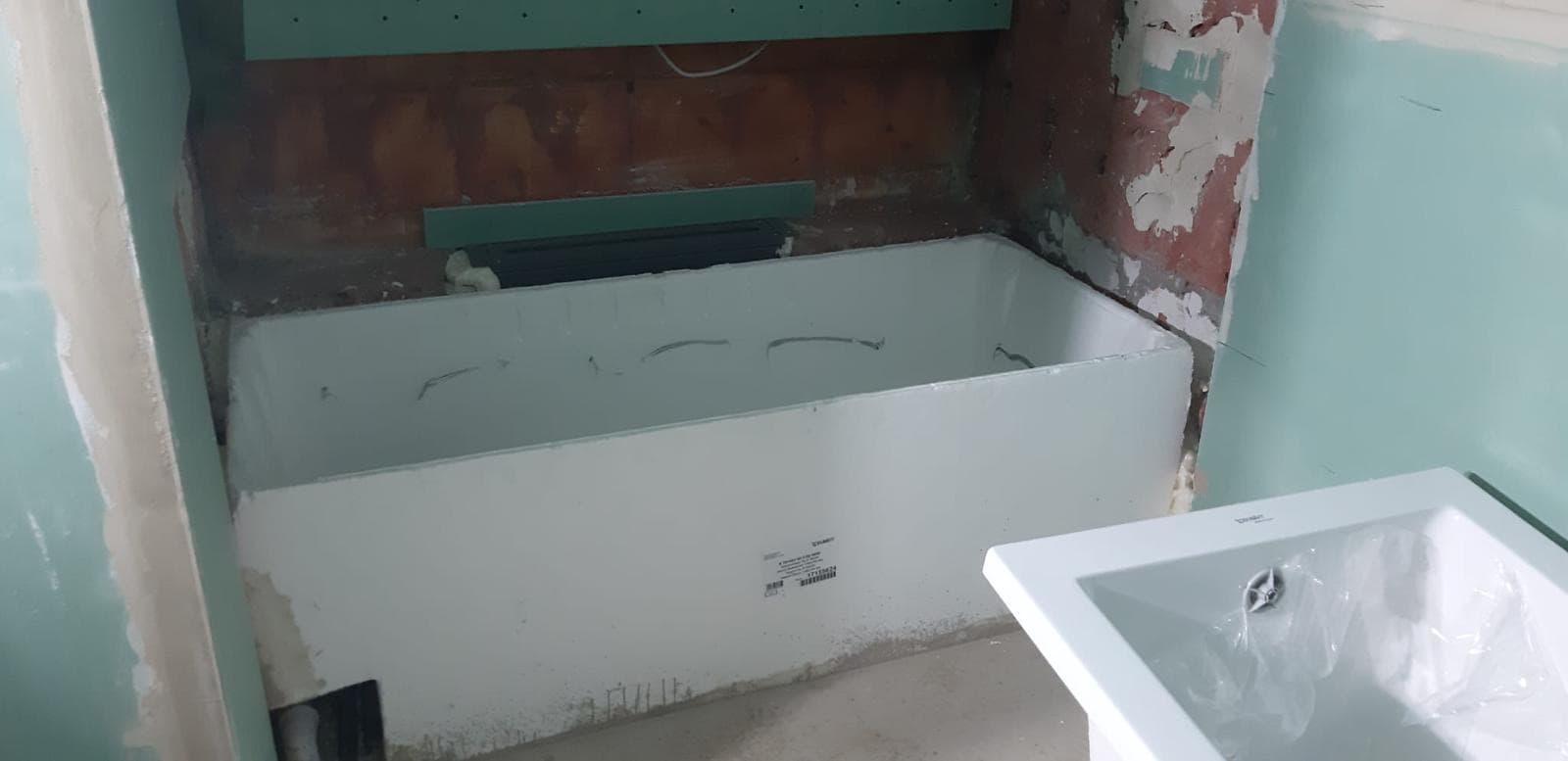 Badewanne während des Einbaus