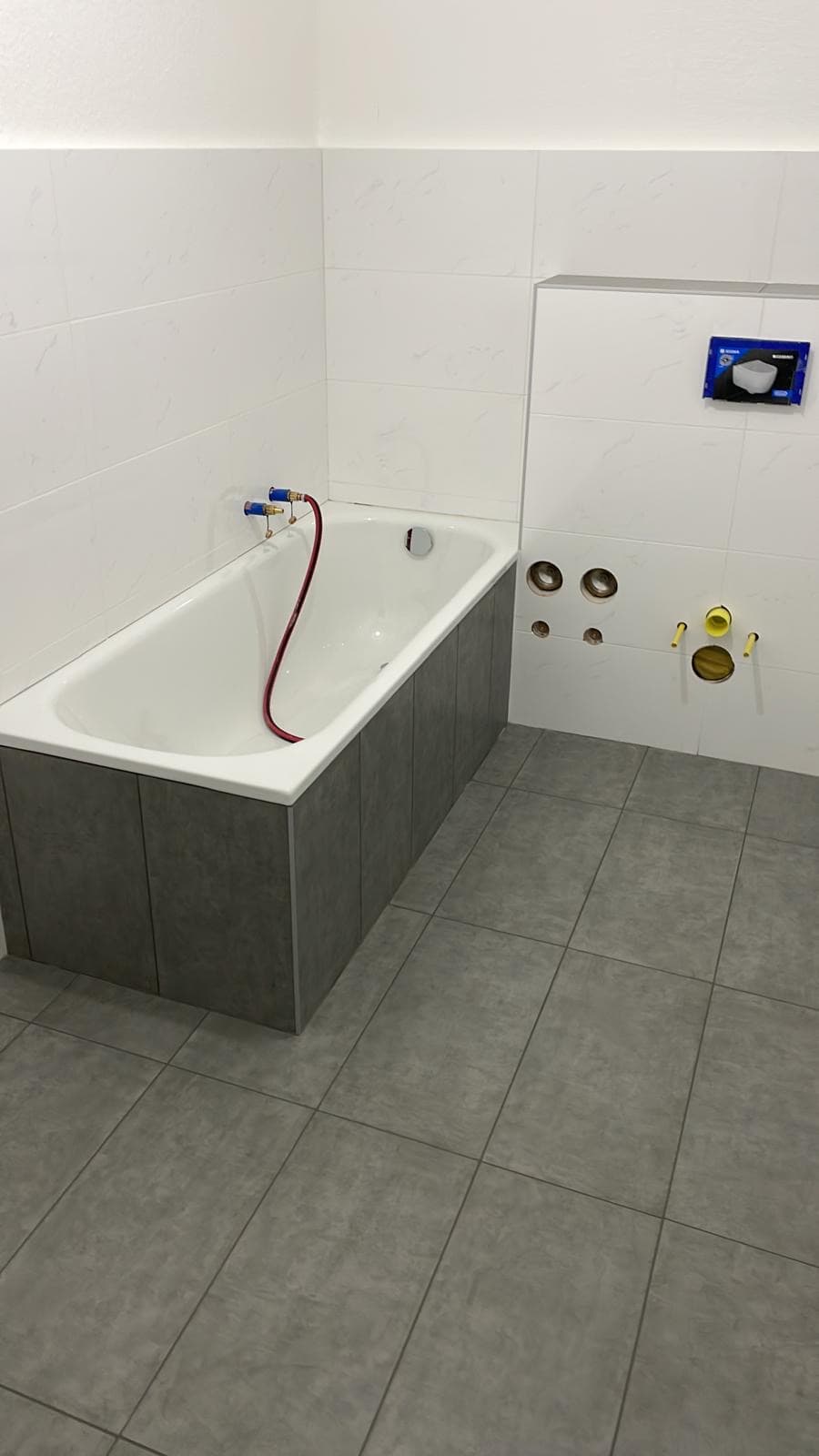 Badewanne und Boden während der Sanierung