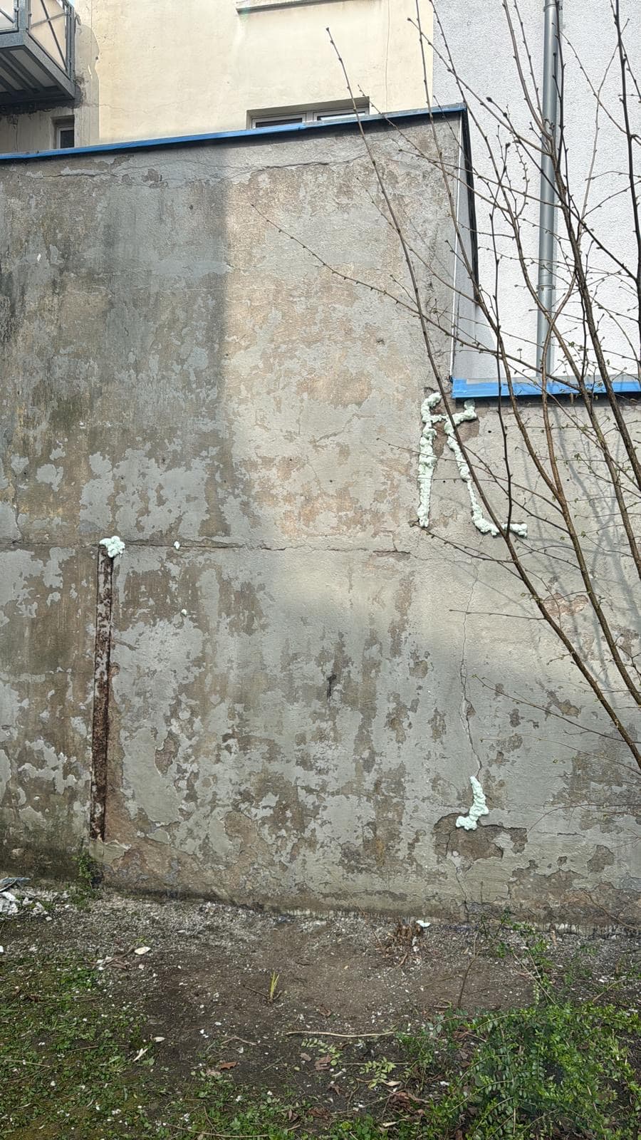 Beschädigte Außenwand vor der Aufbereitung