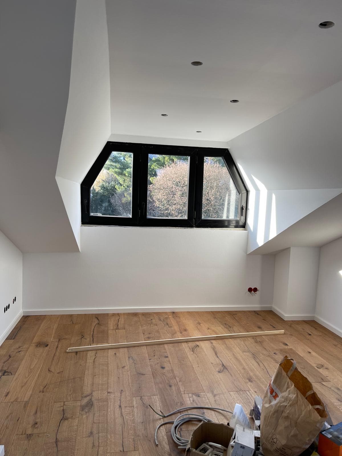Ausgebauter Dachgeschossraum mit Holzboden