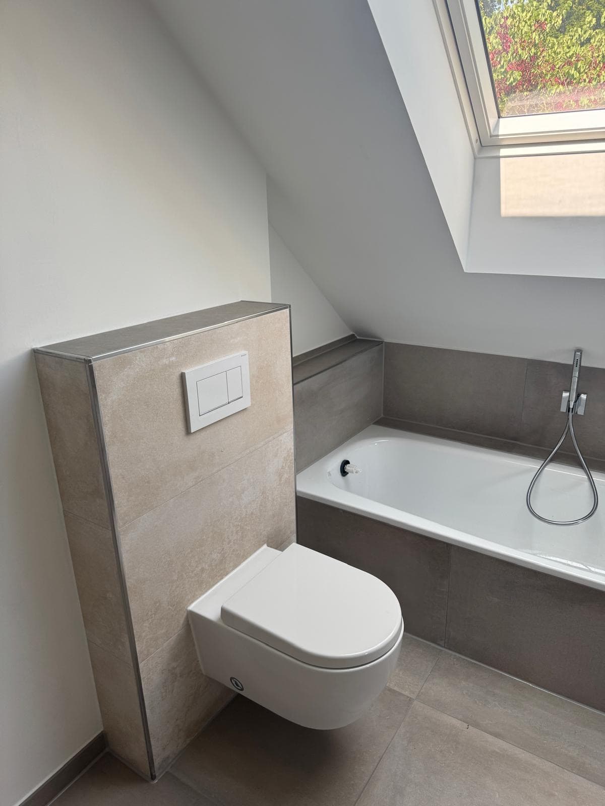 Badewanne und WC unter der Dachschräge